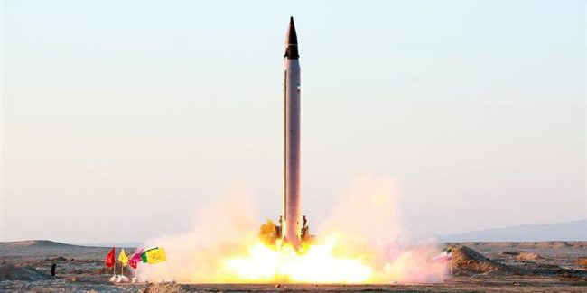 Tuy nhiên, theo một nguồn tin giấu tên của Defense-Update cho biết, Emad chỉ có tầm bắn hiệu quả khoảng 1.700km và có thể mang theo một đầu đạn nặng 750kg, độ chính xác của nó chỉ trong phạm vi 100m nhưng lại hiệu quả hơn rất nhiều so với người tiền nhiệm của mình tại Shahab 3 vốn có độ sai lệch lớn hơn nhiều.