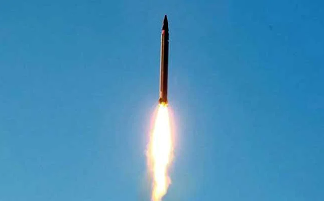 Cùng với đó là thiết kế khí động học và các động cơ đẩy phụ giúp chuyển hướng tên lửa đến đúng mục tiêu. Với khả năng này tên lửa đạn đạo Emad của Iran hoàn toàn có thể né tránh các hệ thống tên lửa đánh chặn và phòng không của đối phương. 