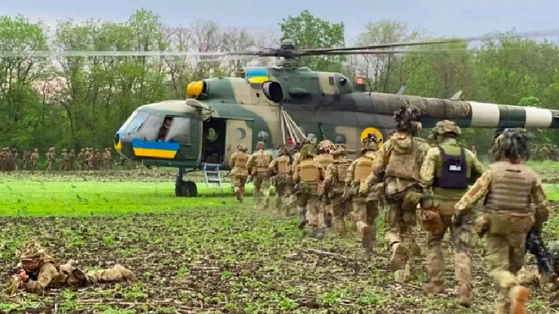 Trong tình huống này, Tướng Syrsky buộc phải điều lực lượng trang bị nặng có khả năng chiến đấu tốt nhất từ mặt trận phía đông đến Sumy, sau đó các đơn vị này dần dần tiến vào Kursk. Họ phải cố gắng trụ lại ít nhất cho đến khi cuộc bầu cử tổng thống Mỹ kết thúc. Ảnh: Kyiv Post.