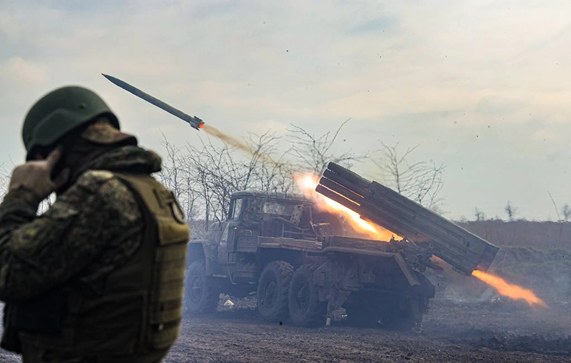 Quân đội Ukraine đã tấn công hai ngôi làng này từ hai đầu tuyến phòng thủ này và từ hai hướng, với mục đích giành lại quyền kiểm soát. Nếu quân Ukraine chiếm lại được những ngôi làng này, lực lượng Nga sẽ không thể tiếp tục bao vây cụm quân Ukraine ở phía bắc Kursk. Ảnh: TASS.