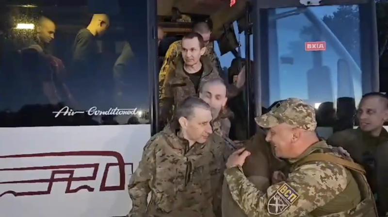 Đáng chú ý, Nga và Ukraine đã tiến hành trao đổi tù binh lần thứ 58 cách đây vài ngày. Theo báo cáo của Viện Nghiên cứu Chiến tranh Hoa Kỳ (ISW), có tới 70% binh sĩ Ukraine bị quân Nga bắt giữ từ chối trao đổi tù binh. Lý do chính là họ lo sợ sẽ bị truy tố tội phản quốc khi trở về Ukraine do hành vi đầu hàng. Ảnh minh họa: Telegram.