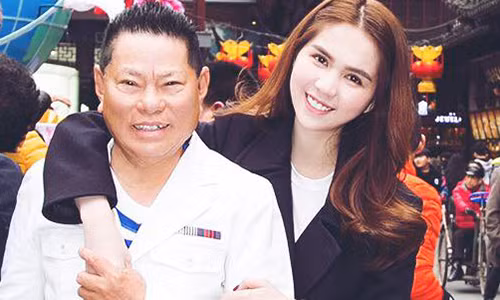 Ra suc bao ve Ngoc Trinh, Hoang Kieu dung chuan “soai ca”