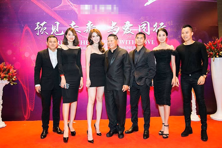 Hình ảnh của hai người đẹp chụp chung tại bữa tiệc ở Thượng Hải cho thấy cựu người mẫu Lan Phương cao hơn Ngọc Trinh một chút. (Ảnh: FBNV)