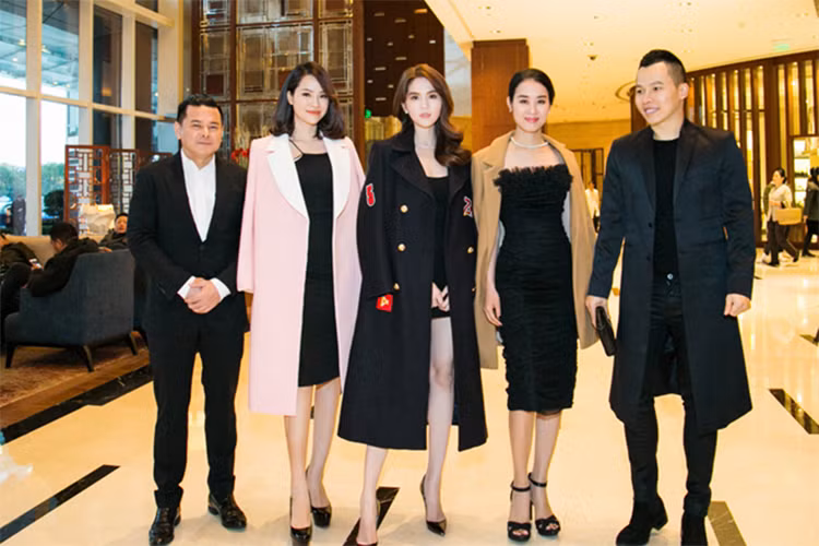 Không chỉ hơn Ngọc Trinh 8 tuổi, con dâu tỷ phú Hoàng Kiều còn là bà mẹ hai con. (Ảnh: FBNV)