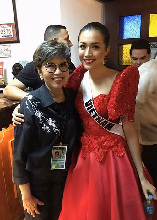 Tuy nhiên, Lệ Hằng cho biết cô đang bị nhiệt miệng do thiếu uống nước, ngủ muộn và dậy sớm theo hành trình của các thí sinh. Điều này khiến fan có phần lo lắng nhưng người đẹp trấn an mọi người rằng cô vẫn khỏe và rất hào hứng trước buổi trình diễn thời trang sắp diễn ra.