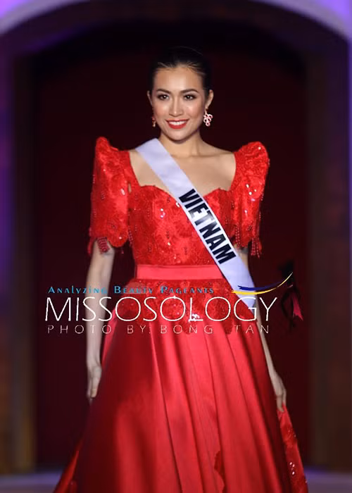 Trong bộ terno (quốc phục của Philippines) có dáng bồng xòe và tay áo phồng, Lệ Hằng hóa quý cô cổ điển vừa thanh lịch, vừa quyến rũ. Vốn có kỹ năng catwalk điêu luyện, cô không gặp khó khăn khi trình diễn trên mặt đường trải đá của thành phố Vigan.