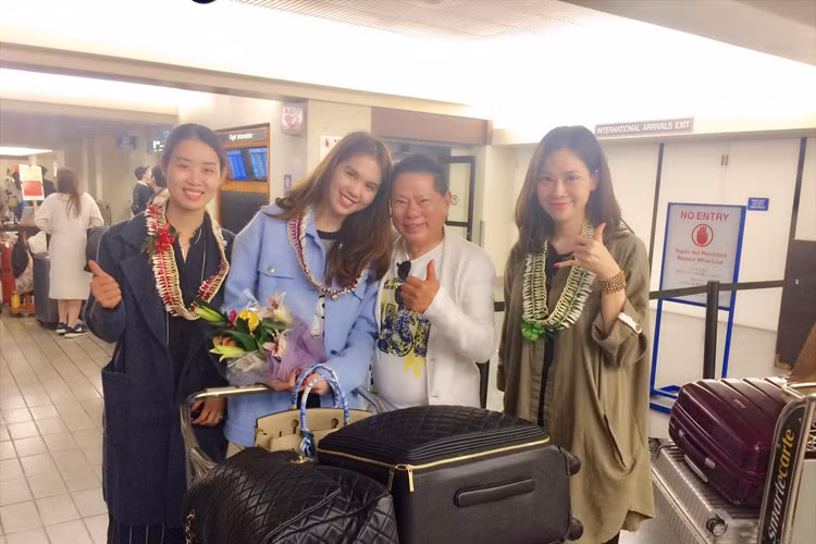 Tỷ phú Hoàng Kiều - Ngọc Trinh hạnh phúc trong phút giây hội ngộ. Được biết, cả hai sẽ nghỉ ngơi vài ngày ở Hawaii trước khi về nhà của nam doanh nhân chuẩn bị đón Tết. (Ảnh: Facebook Lan Phương)