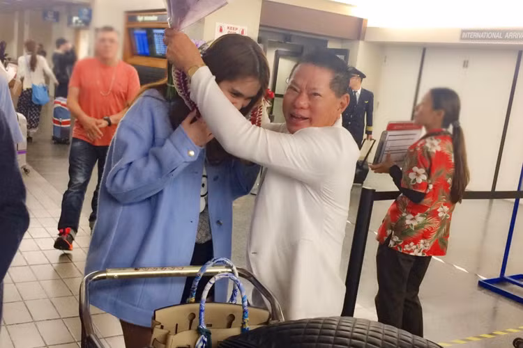 Tỷ phú Hoàng Kiều đã đích thân ra sân bay đón Ngọc Trinh. Giống như mọi lần khác, ông không quên mang theo hoa để tặng người tình trẻ. (Ảnh: Facebook Lan Phương)