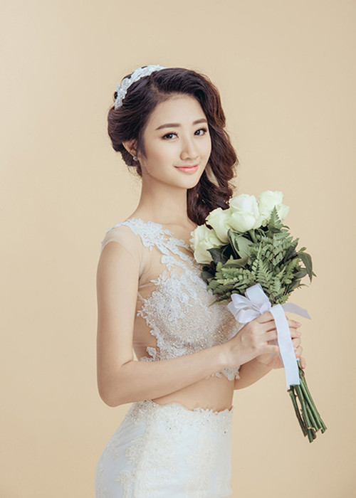 Sau khi kết hôn, Thu Ngân vẫn tiếp tục theo đuổi việc học để lấy bằng ngành Quản trị khách sạn tại Thụy Sĩ.