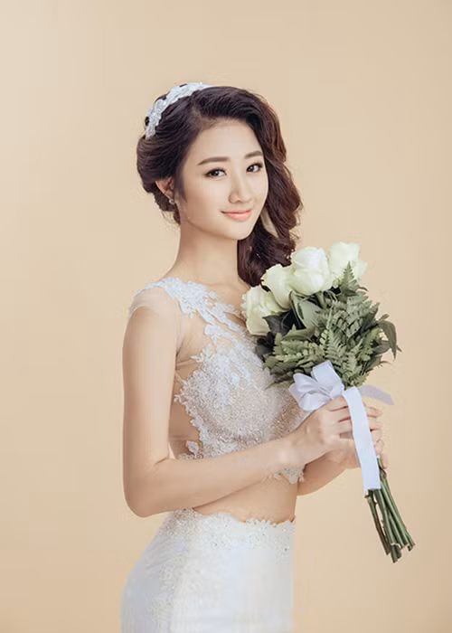 Sau khi kết hôn, Thu Ngân vẫn tiếp tục theo đuổi việc học để lấy bằng ngành Quản trị khách sạn tại Thụy Sĩ.