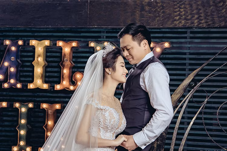 Hoa hậu Thu Ngân sẽ tổ chức lễ ăn hỏi, xin dâu vào ngày hôm nay (9/1) tại Hải Phòng. Mới nhất, người đẹp tung bộ ảnh cưới lãng mạn bên ông xã. Bộ ảnh cưới của Hoa hậu Thu Ngân khiến nhiều người phải trầm trồ vì quá đẹp.