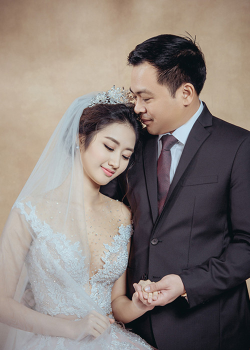 Thông tin Hoa hậu Thu Ngân lấy chồng khiến nhiều người bất ngờ bởi lẽ cô vừa chỉ mới đăng quang được 5 tháng, cũng như chưa từng hé lộ chuyện yêu với vị doanh nhân này.