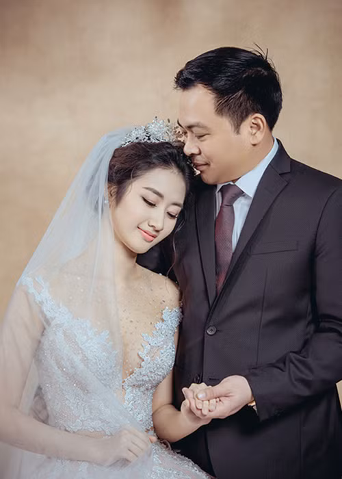 Thông tin Hoa hậu Thu Ngân lấy chồng khiến nhiều người bất ngờ bởi lẽ cô vừa chỉ mới đăng quang được 5 tháng, cũng như chưa từng hé lộ chuyện yêu với vị doanh nhân này.