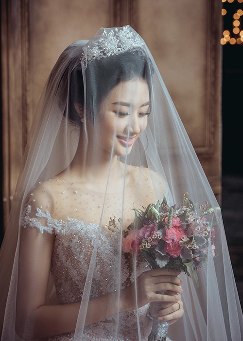 Thu Ngân sinh năm 1996, tại Hải Phòng. Cô giành vương miện Hoa hậu Bản sắc Việt toàn cầu 2016 diễn ra vào tháng 8/2016.