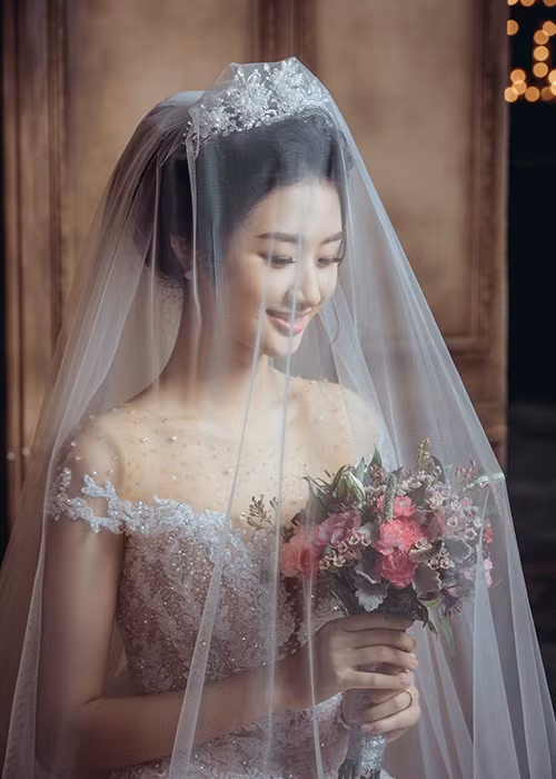 Thu Ngân sinh năm 1996, tại Hải Phòng. Cô giành vương miện Hoa hậu Bản sắc Việt toàn cầu 2016 diễn ra vào tháng 8/2016.