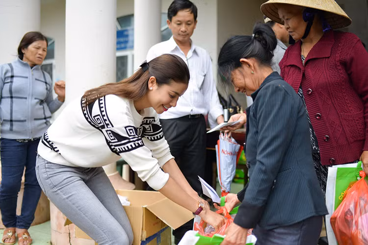 “Phạm Hương thấy được sự kiên cường, lạc quan của bà con miền Trung, đó là điều Phạm Hương xúc động…”, Hoa hậu Hoàn vũ Việt Nam 2015 chia sẻ thêm.