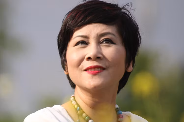 Năm 1997, Minh Hằng được phong tặng danh hiệu nghệ sĩ ưu tú. Trong đợt xét danh hiệu NSND vào năm 2015, vì chưa đủ số huy chương tham gia hội diễn sân khấu, chị không có tên trong danh sách được phong tặng. (Ảnh: Facebook nhân vật)