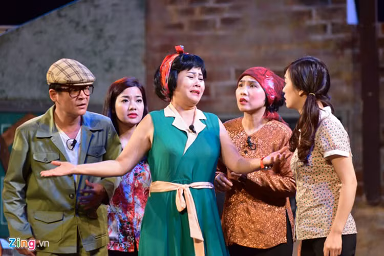 Sinh năm 1961, NSƯT Minh Hằng bén duyên với nghệ thuật vào năm 1979. Chị là diễn viên khóa 1 của Nhà hát Tuổi trẻ cùng NSND Lê Khanh, NSND Lan Hương, NSƯT Chí Trung... Sau nhiều năm cống hiến cho Nhà hát Tuổi trẻ, nữ nghệ sĩ đa tài này đã chính thức nghỉ hưu. (Ảnh: Zing)