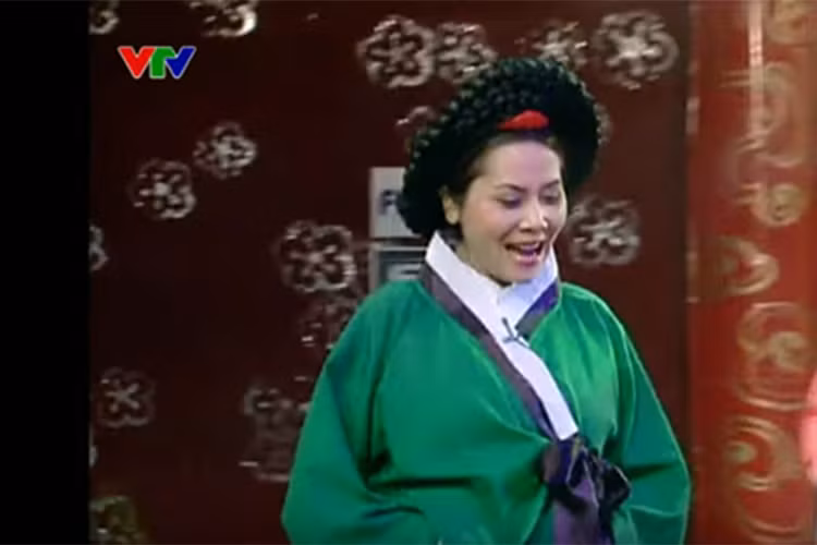 Nữ diễn viên gạo cội cũng nhận được sự yêu mến bởi các vai diễn trong chương trình Táo quân. Năm 2005, nghệ sĩ Minh Hằng lần đầu tham gia chương trình với nhân vật Mama Chuê trong bộ phim “Nàng Dea Jang Geum”. (Ảnh: Tiền Phong)