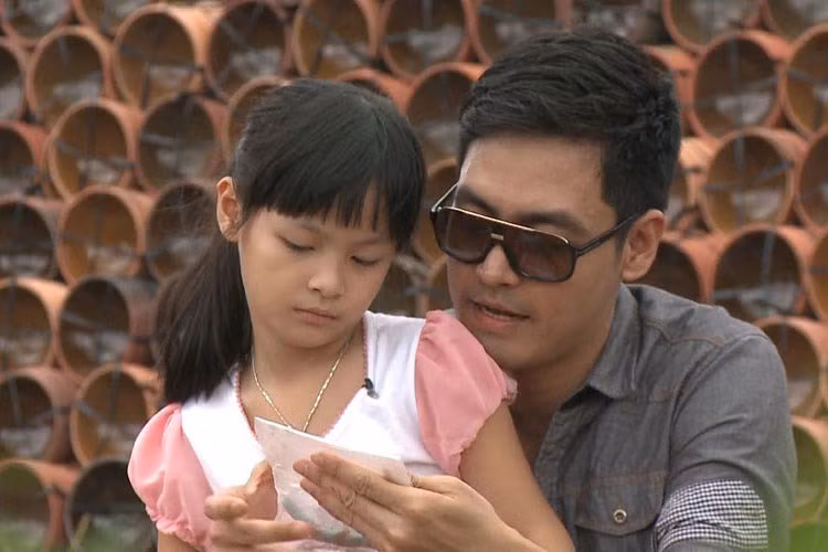 Là chị cả trong “Bố ơi, mình đi đâu thế?” mùa 1, bé Bo tỏ ra khá lạnh lùng và nhút nhát trong những ngày đầu tham gia chương trình. Trải qua hành trình, cô con gái của MC Phan Anh trở thành người chị cả độc lập, biết nhường nhịn và chăm sóc các em. (Ảnh: BTC)