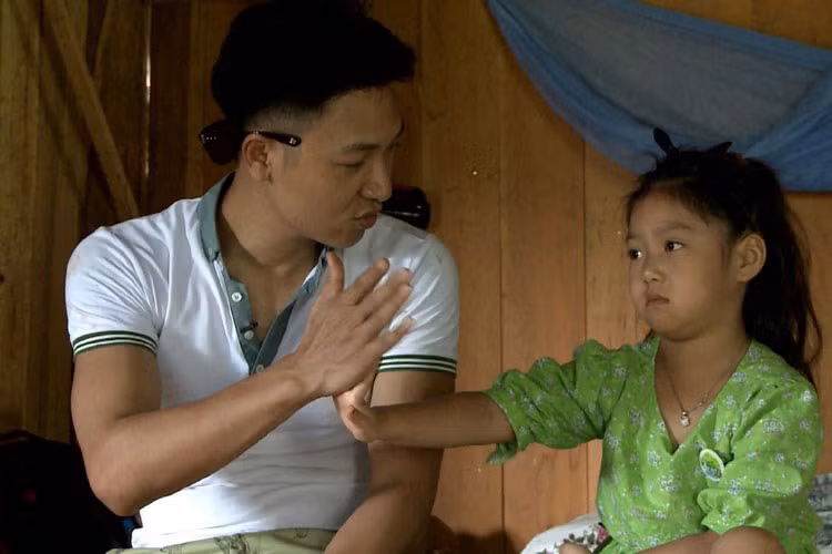 Cùng với Suti, “Bố ơi! Mình đi đâu thế?” mùa 2 còn có sự tham gia của bé Chíp - con gái diễn viên Mạnh Trường. Cô nhóc xinh xắn, dễ thương và có tinh thần đoàn kết tuy nhiên thỉnh thoảng vẫn hay làm nũng bố. (Ảnh: BTC)