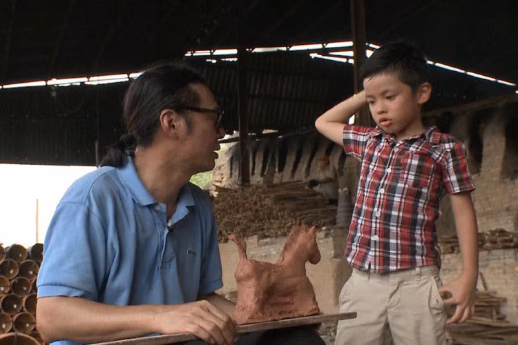 Bé Bờm là cậu con trai của đạo diễn kiêm diễn viên Trần Lực. Tham gia “Bố ơi, mình đi đâu thế?”, bé Bờm được yêu mến bởi sự hồn nhiên, tinh nghịch, hài hước. Không ít lần, cậu nhóc khiến khán giả cười sảng khoái khi có những phát ngôn “khó đỡ”. (Ảnh: BTC)