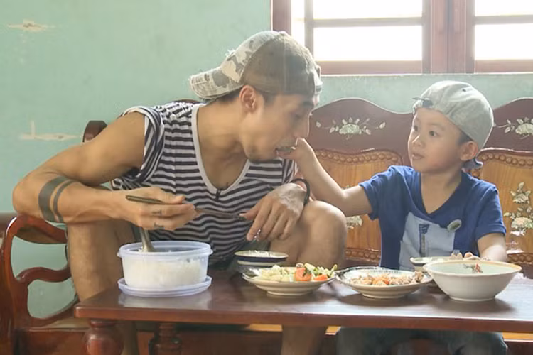 Bé Châu Chấu - con trai ca sĩ Phạm Anh Khoa xuất hiện ở mùa 3 “Bố ơi, mình đi đâu thế?” với hình ảnh nhóc tì ít nói và trầm lắng nhưng lại luôn âm thầm quan tâm đến mọi người, đặc biệt là bé Bell. (Ảnh: BTC)