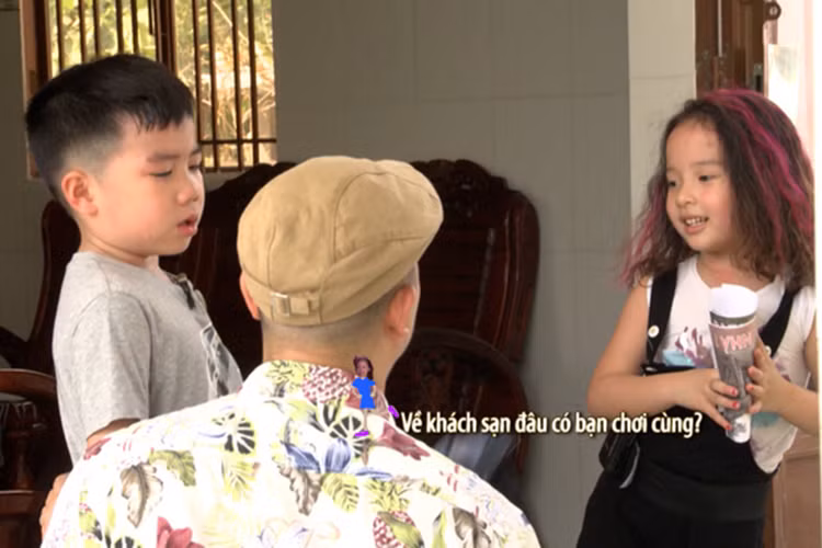 Bé Nhím - con gái diễn viên Hồng Đăng lại xuất hiện trong “Bố ơi! Mình đi đâu thế?” mùa 3. Cô nhóc có vẻ ngoài xinh xắn, đáng yêu, mạnh mẽ và luôn ra dáng người chị cả dẫn dắt các em làm nhiệm vụ. (Ảnh: Zing)