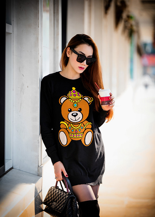 Diện áo váy dáng dài và đi boots cổ cao, Trang Nhung gợi cảm, quyến rũ nhưng không kém phần sành điệu.