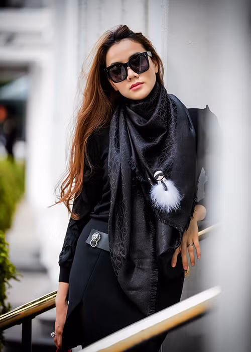 Nữ diễn viên sinh năm 1985 khoe vẻ trẻ trung, sành điệu khi xuống phố dạo chơi.