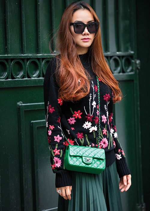 Trong "Ngày mai ánh sáng", Trang Nhung vào vai cô gái nghèo làm giúp việc cho một gia đình giàu có. Tạo hình của Trang Nhung cũng đậm chất quê với tóc cắt mái ngố, làn da tối màu, quần áo cũ kỹ.