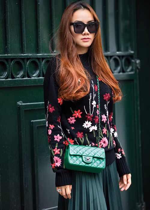 Trong "Ngày mai ánh sáng", Trang Nhung vào vai cô gái nghèo làm giúp việc cho một gia đình giàu có. Tạo hình của Trang Nhung cũng đậm chất quê với tóc cắt mái ngố, làn da tối màu, quần áo cũ kỹ.