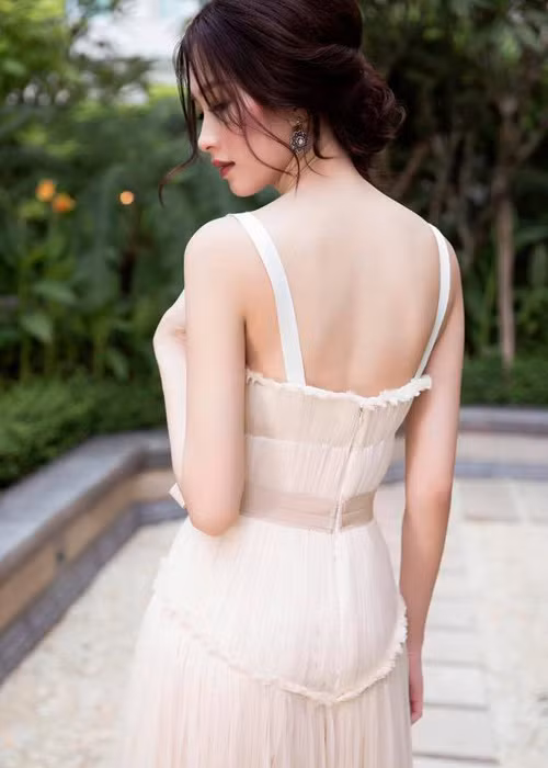 Người đẹp gốc Bạc Liêu khiến người đối diện phải ngẩn ngơ, đặc biệt là hình mẫu người bạn gái lý tưởng của cánh mày râu. (Ành: FBNV)