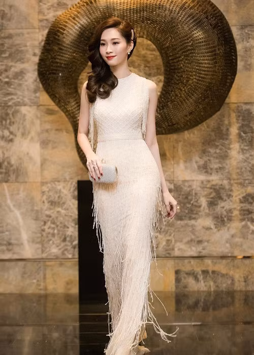 Xuất hiện với hình ảnh quý cô thanh lịch, quý phái, Hoa hậu Việt Nam 2012 luôn trở thành tâm điểm chú ý của đám đông. (Ành: FBNV)