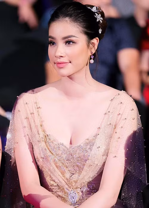 Phạm Hương đẹp tựa nữ thần trong bộ đầm đuôi cá gợi cảm. (Ảnh: FBNV)