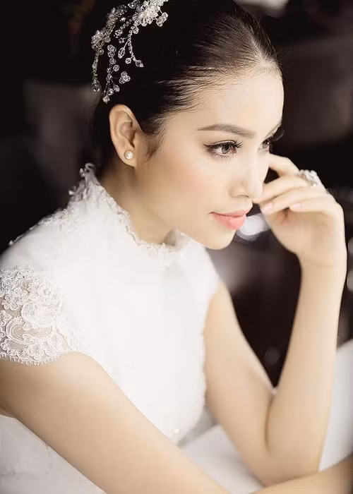 Bằng tuổi Thu Thảo, Hoa hậu Phạm Hương cũng có chỗ đứng trong làng giải trí Việt nhờ nhan sắc xinh đẹp. (Ảnh: FBNV)