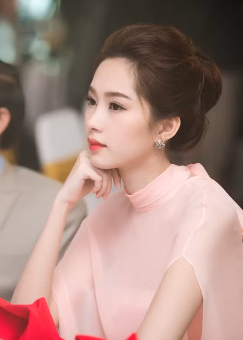 4 năm kể từ khi đăng quang, Hoa hậu Thu Thảo vẫn khiến khán giả ngẩn ngơ bởi vẻ đẹp "không góc chết". (Ảnh: FBNV)