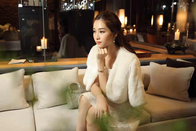 Sở hữu vẻ đẹp long lanh, thoát tục, Thu Thảo ưu ái được mệnh danh là "thần tiên tỷ tỷ" hay "hoa hậu của các hoa hậu". (Ành: FBNV)