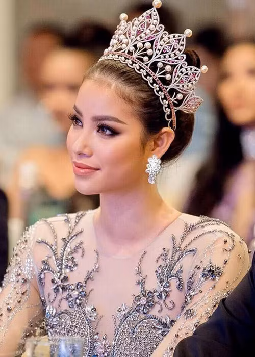 Sau 2 năm quang đăng quang cuộc thi Hoa hậu Hoàn vũ Việt Nam 2015, Phạm Hương ngày càng xinh đẹp với gu thời trang tinh tế. (Ảnh: FBNV)