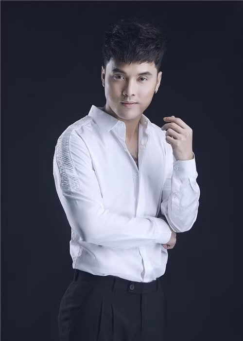 Phong cách thời trang ổn định cũng giúp Ưng Hoàng Phúc trông ngày càng trẻ ra. (Ảnh: Facebook nhân vật)