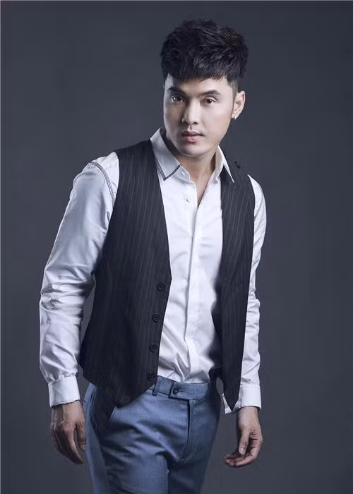 Hiện tại, Ưng Hoàng Phúc đang có cuộc sống hạnh phúc bên bà xã siêu mẫu và cậu quý tử kháu khỉnh. (Ảnh: Facebook nhân vật)