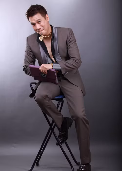 Đôi mắt sâu và thân hình nam tính là những điểm hút hồn của nam diễn viên phim “Chạy án”. (Ảnh: Facebook nhân vật)