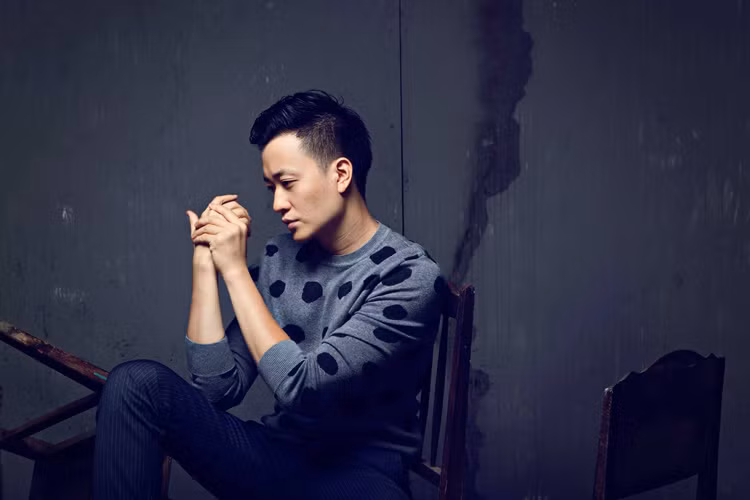 Nam diễn viên Lương Mạnh Hải lại gây ấn tượng cho người đối diện với hình ảnh chàng trai có dáng vẻ thư sinh, trắng trẻo. (Ảnh: Facebook nhân vật)