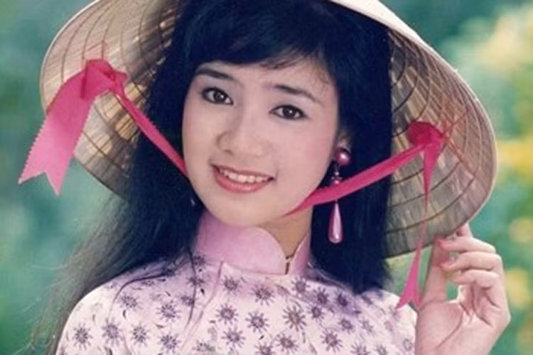  Diễn viên Thu Hà sinh năm 1969. Ở tuổi 17, cô bén duyên với nghệ thuật khi tham gia Đoàn kịch quân khu II. Xuất thân là diễn viên kịch nhưng Thu Hà lại gây chú ý với các vai diễn trên màn ảnh. (Ảnh: Dân Việt)