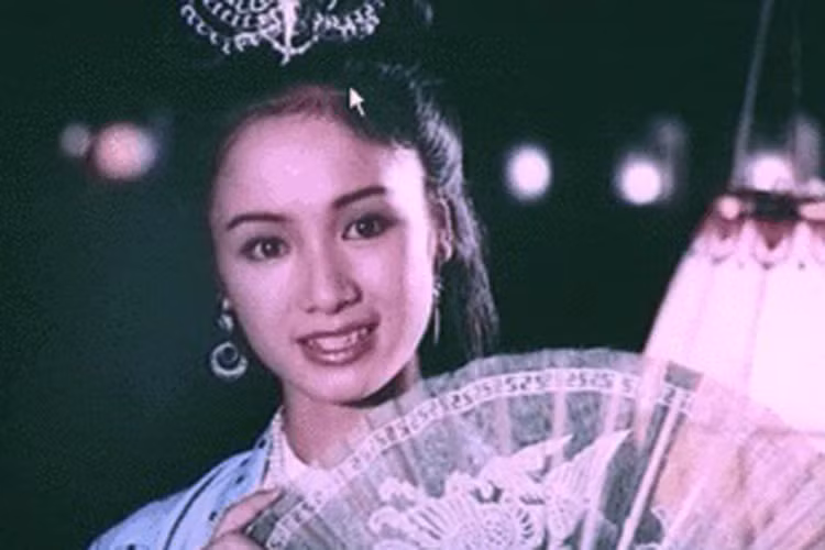 Với nhan sắc xinh đẹp cùng khả năng diễn xuất ấn tượng, cô chạm ngõ điện ảnh với vai diễn trong “Thủ lĩnh áo nâu” của Trần Phương. Năm 20 tuổi, Thu Hà lọt vào “mắt xanh” của đạo diễn Hải Ninh và được mời tham gia đóng vai quận chúa Quỳnh Hoa trong bộ phim "Đêm hội Long Trì”. (Ảnh: Dân Việt)