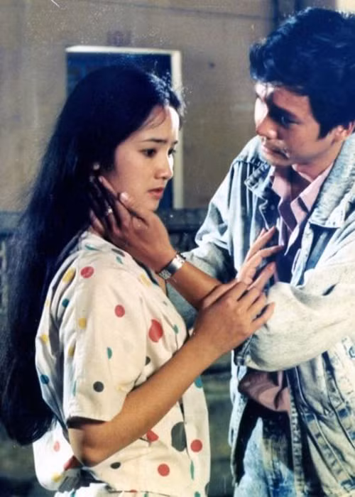 Sau “Lá ngọc cành vàng”, Thu Hà tiếp tục để lại dấu ấn với vai cô sinh viên Mai rơi vào cạm bẫy tình khi ra phố tìm việc trong “Canh bạc” của đạo diễn Lưu Trọng Ninh, vai Út Vân trong “Hẹn gặp lại Sài Gòn” của đạo diễn Long Vân. (Ảnh: Dân Việt)