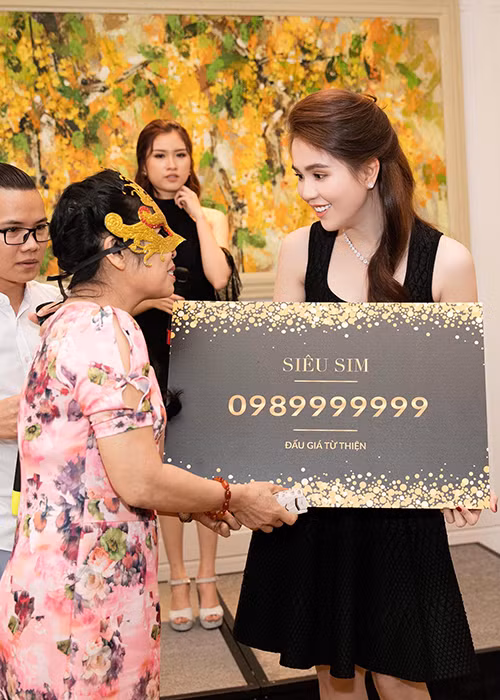 Ty phu Hoang Kieu hon Ngoc Trinh tai san bay gay sot-Hinh-7