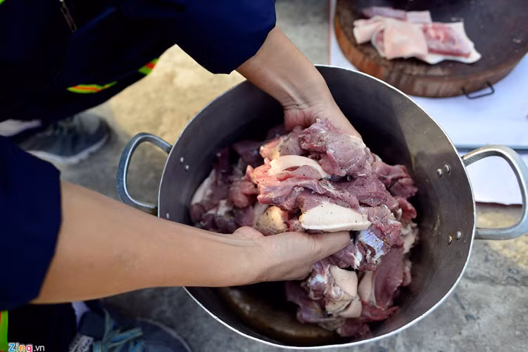 Những phần thịt ngon được chọn để tẩm ướp làm nhân bánh chưng.