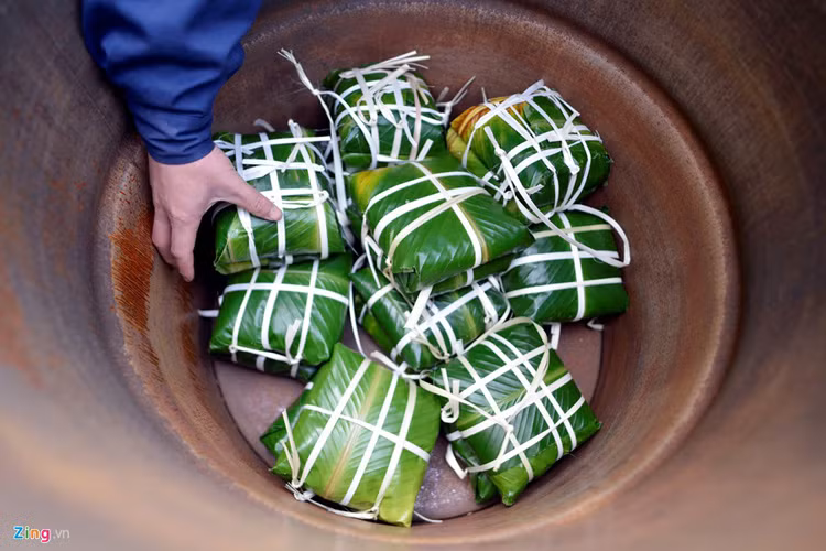 Luộc bánh phải đủ 12 giờ mới đảm bảo không bị "lại gạo" - một chiến sĩ được giao trông nồi nói.