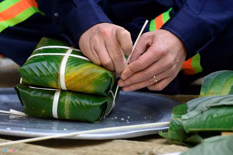 Bánh chưng gói xong được buộc thành từng cặp, có lạt cầm cho tiện vớt.